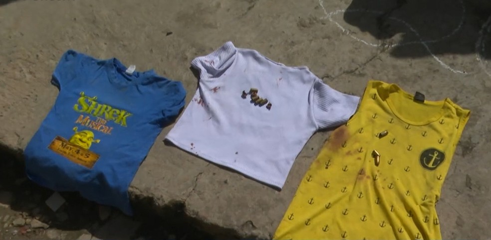 Moradores recolheram cápsulas de bala e mostraram camisa suja de sangue, que seria da criança ferida na ação — Foto: Reprodução/TV Bahia
