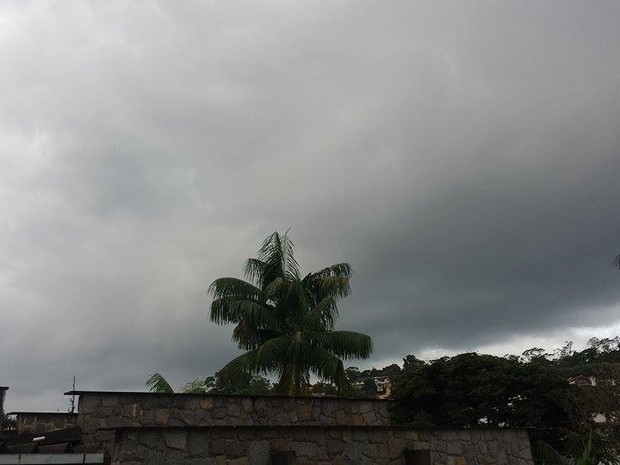Em Nova Friburgo, céu ficou encoberto e com nuvens carregadas durante a tarde (Foto: Juliana Scarini / G1)