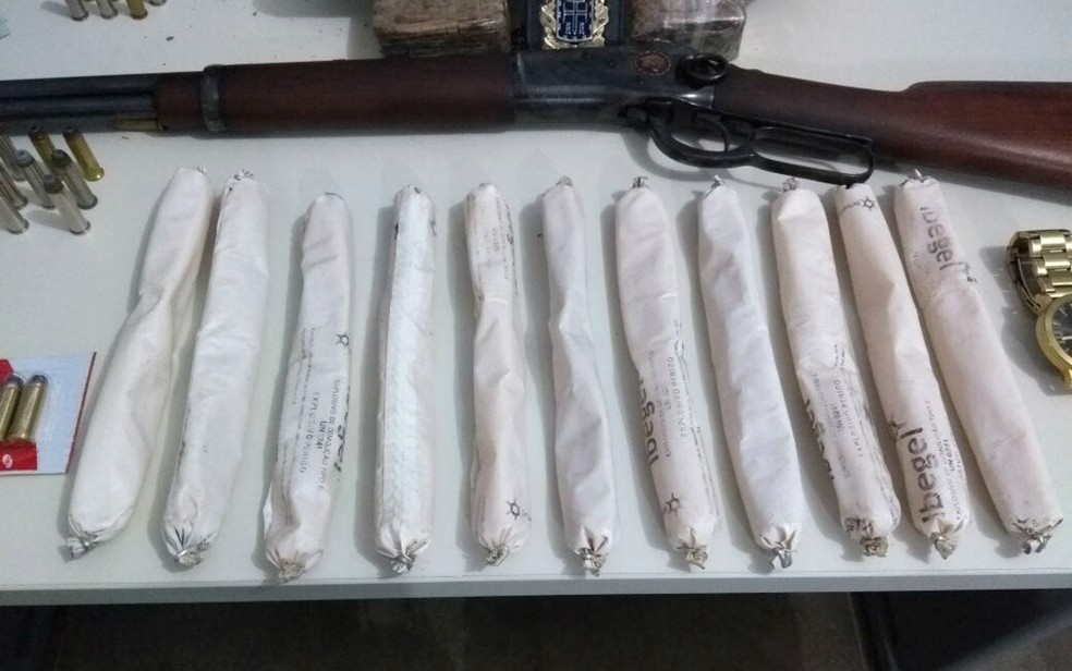 Bananas de explosivos foram encontradas em im&oacute;vel, na cidade de Itapetinga (Foto: Divulga&ccedil;&atilde;o/Pol&iacute;cia Civil)