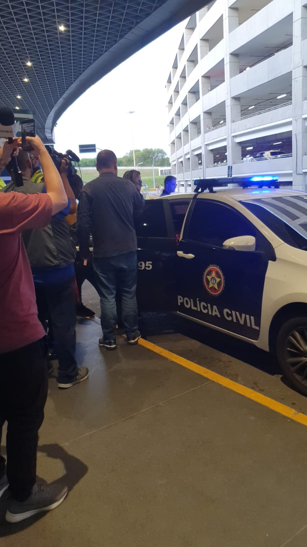 Criança é levada em viatura da polícia para depor — Foto: Eliane Santos/g1 Rio 