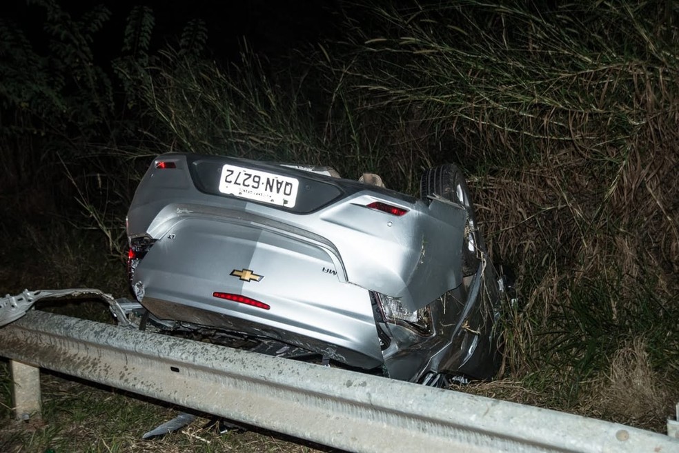 Cadete da AFA de Pirassununga morre após bater carro na traseira de caminhão na SP-225 em Aguaí — Foto: Sagui Florindo/Gazeta de Aguaí