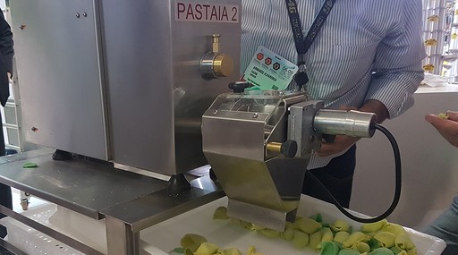 A Pastaia 2 da Italvisa custa R$ 16 mil e é uma máquina destinada a produção de massas. Colocando os ingredientes necessários, a massa é modelada em formato de espaguete, talharim, parafuso, penne, entre outros