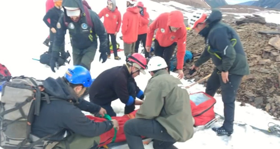 Equipes de resgate retiram corpo de brasileiro que morreu em caverna no Ushuaia, na Argentina — Foto: Reprodução/Gendarmería Nacional