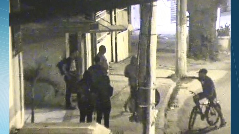 Trio roubou celulares e relógio de pedestres que esperavam ônibus em Vila Velha (Foto: Reprodução/ TV Gazeta)