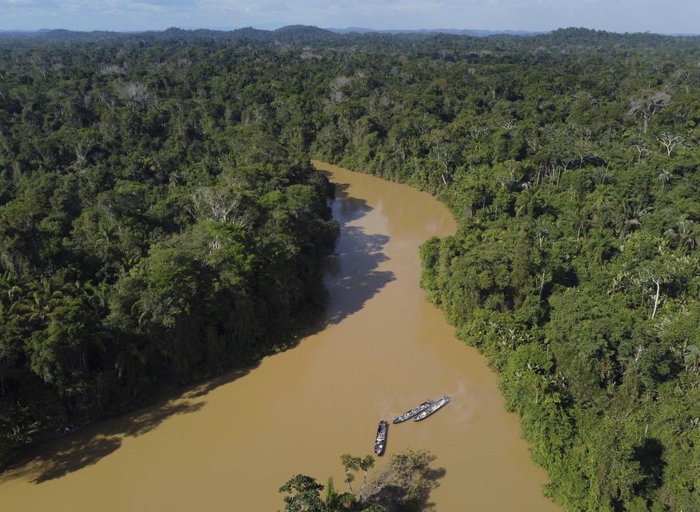 Barcos deixam o território Yanomami  — Foto: AP Photo/Edmar Barros 