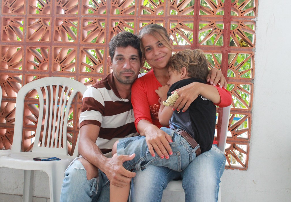 Casal chegou em Manaus após três meses morando em abrigos em Roraima (Foto: Indiara Bessa/G1 AM)