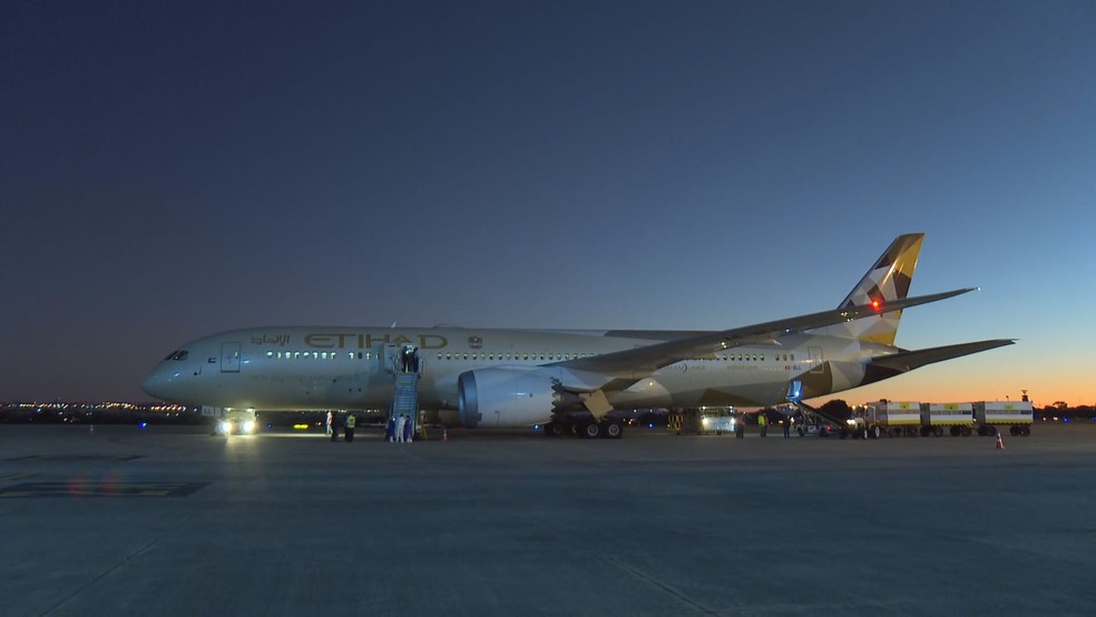 Boeing 787 Dreamliner da empresa Etihad Airways pousa em Brasília com 10 toneladas de materiais de saúde doados pelos Emirados Árabes — Foto: TV Globo/Reprodução