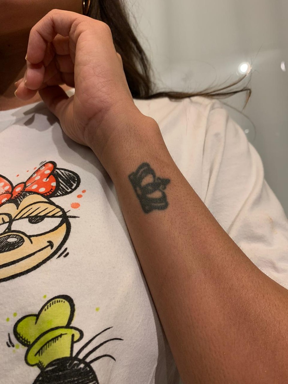 Princesa: Mari Gonzalez tem coroa desenhada no pulso — Foto: Arquivo pessoal