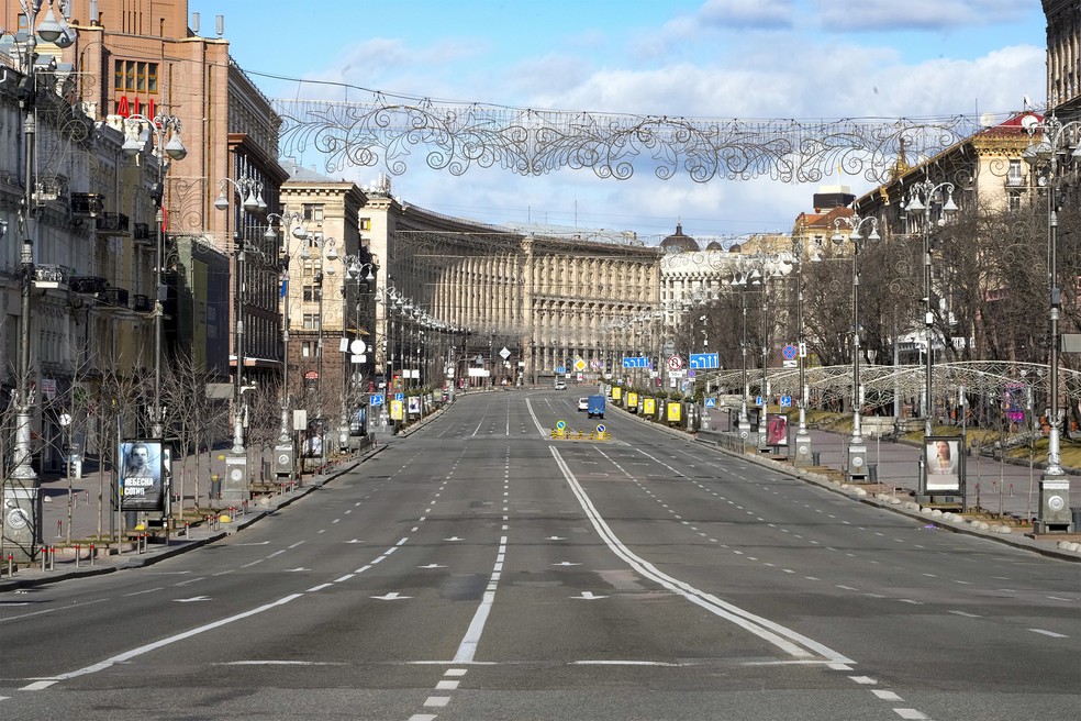 27 de fevereiro - Rua Khreshchatyk vazia devido ao toque de recolher no centro de Kiev, Ucrânia — Foto: Efrem Lukatsky/AP