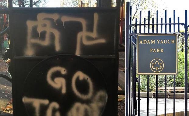 Pichações apareceram em parque infantil do distrito do Brooklyn (Foto: Reprodução/Twitter/Khary Penebaker)
