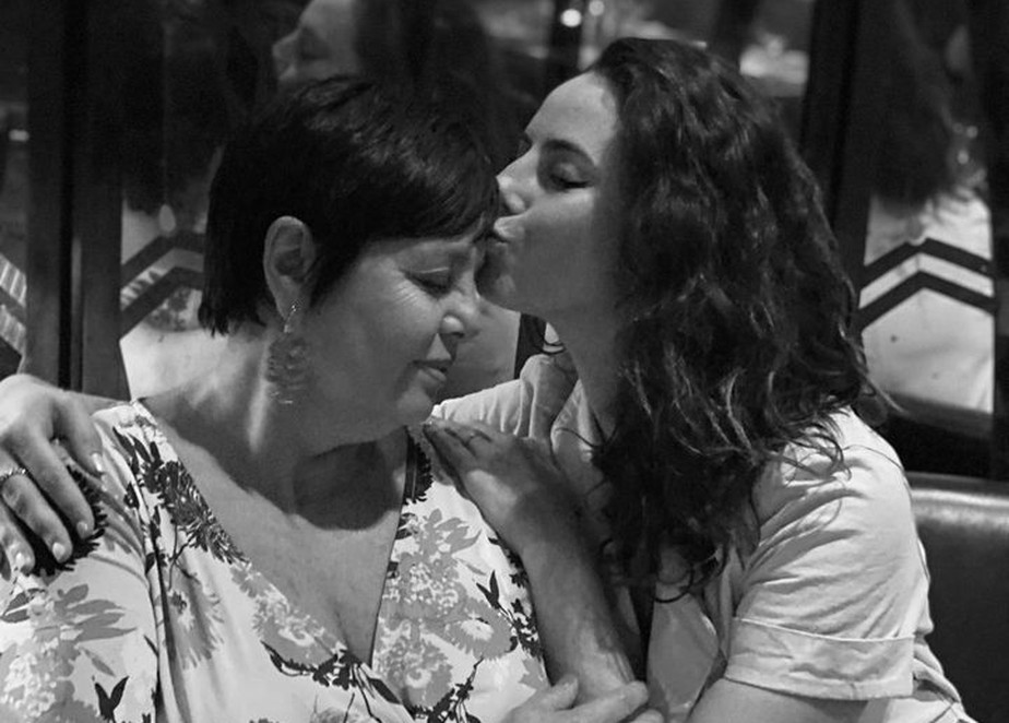 Kaya Scodelario com sua mãe, Katia