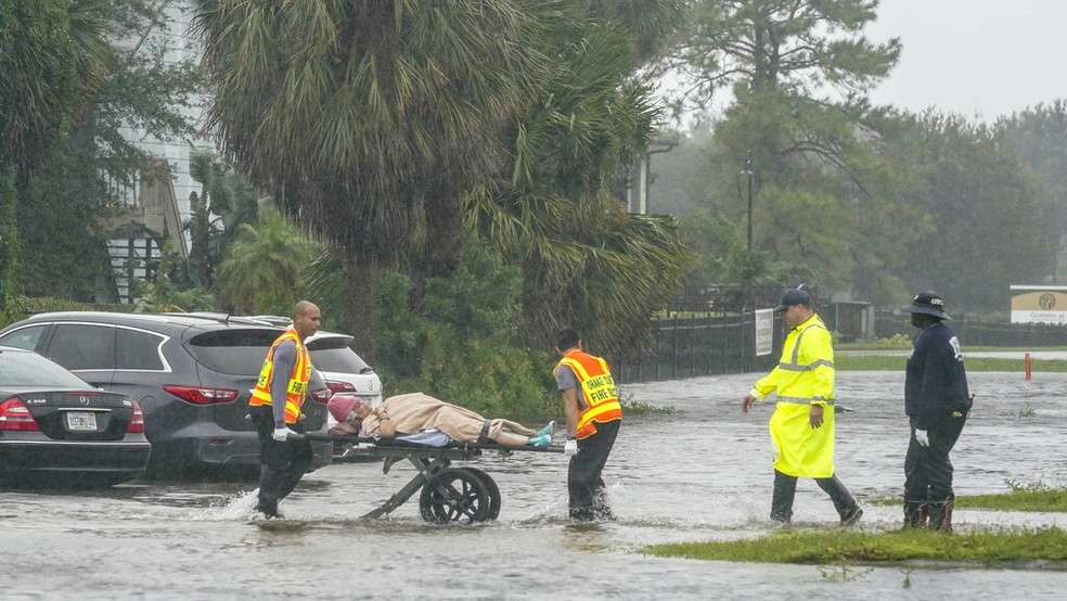 Homem é retirado de área alagada por equipes de resgate em Orlando, nos EUA, após passagem de furacão Ian, em 29 de setembro de 2022.  — Foto: John Raoux/ AP