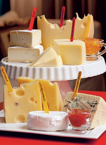 Nome aos pedaços - Os nomes dos vários queijos são  marcados em palitos coloridos. Geleias de frutas ficam à  disposição para quem quiser um toque doce. Queijos Tirolez,  molheiras Utilplast (Foto:  Iara Venanzi)