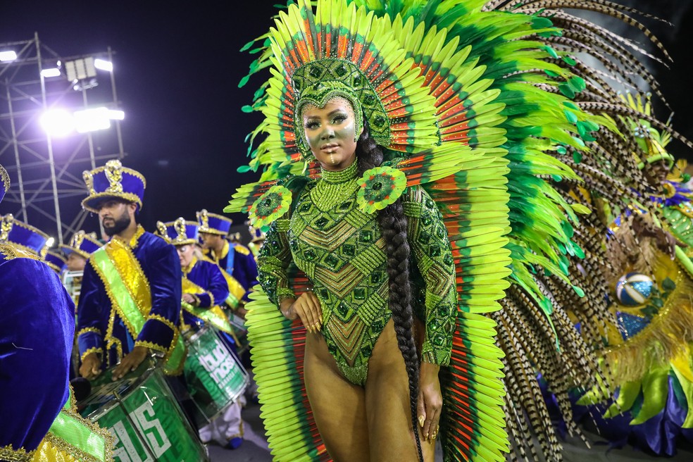 Juh Campos, rainha de bateria da Barroca Zona Sul — Foto: Fábio Tito/g1