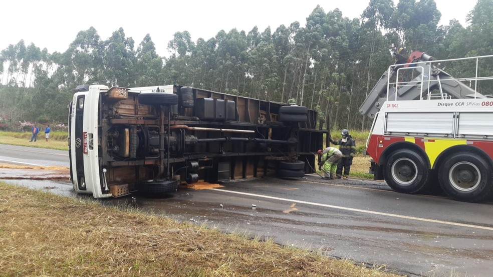 Caminhão de medicamentos tomba em rodovia de Avaré (SP) após pneu estourar — Foto: Polícia Militar Rodoviária/Divulgação