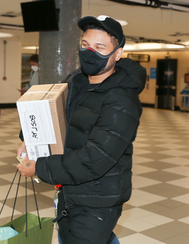 Tierry carrega embalagem em aeroporto (Foto: Lucas Ramos/AgNews)