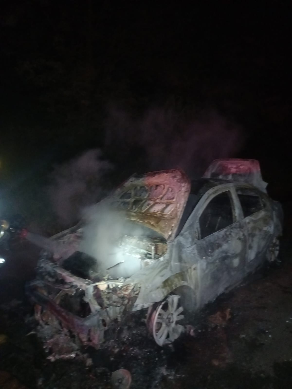 Carro pega fogo e fica destruído na BR-365, em Montes Claros; FOTOS