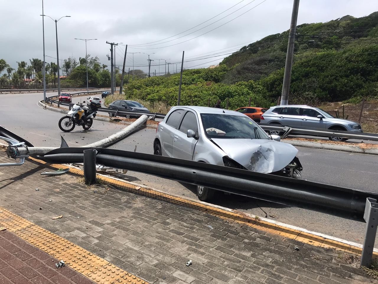 Motorista perde controle, bate carro e derruba poste na Via Costeira em Natal