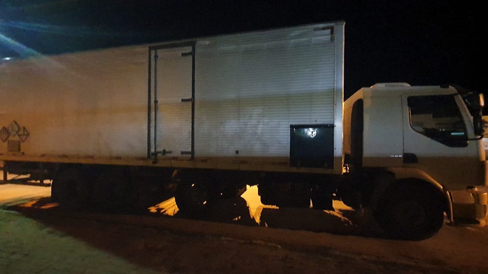 Caminhoneiro permaneceu no local e prestou ajuda à vítima na noite de quarta-feira (9) — Foto: Ascom/Polícia Rodoviária Federal no Acre