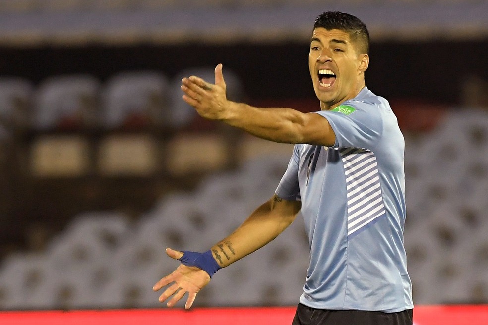 Suárez durante o jogo entre Uruguai e Paraguai pelas Eliminatórias — Foto: EFE/ Sandro Pereyra /POOL
