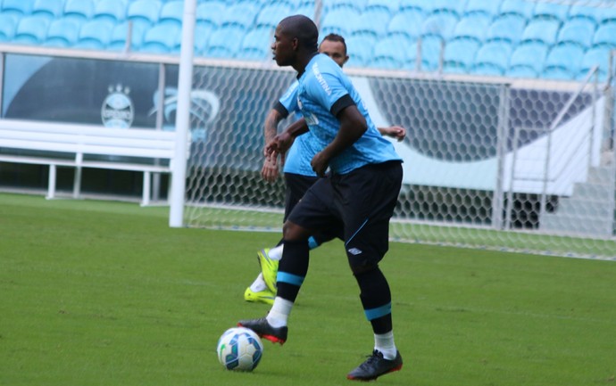 Geromel fica fora de treino fechado e desfalca o Grêmio; Mamute retorna