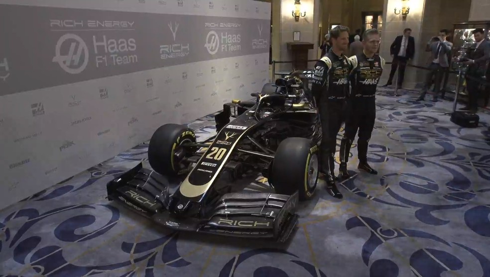 Grosjean e Magnussen posam para os fotÃ³grafos ao lado do novo carro da Haas â€” Foto: ReproduÃ§Ã£o