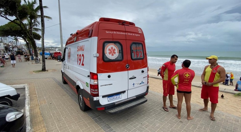 Criança foi atendida pelo Corpo de Bombeiros e Samu, após ser tirada da água. — Foto: Kleber Teixeira/Inter TV Cabugi