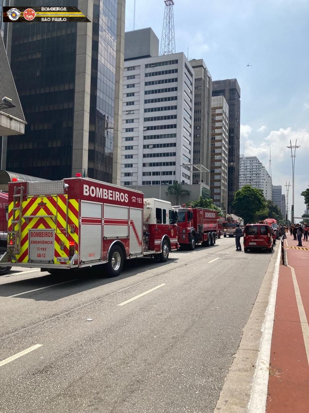 Viaturas dos bombeiros durante operação para apagar chamas em prédio da Avenida Paulista — Foto: Divulgação