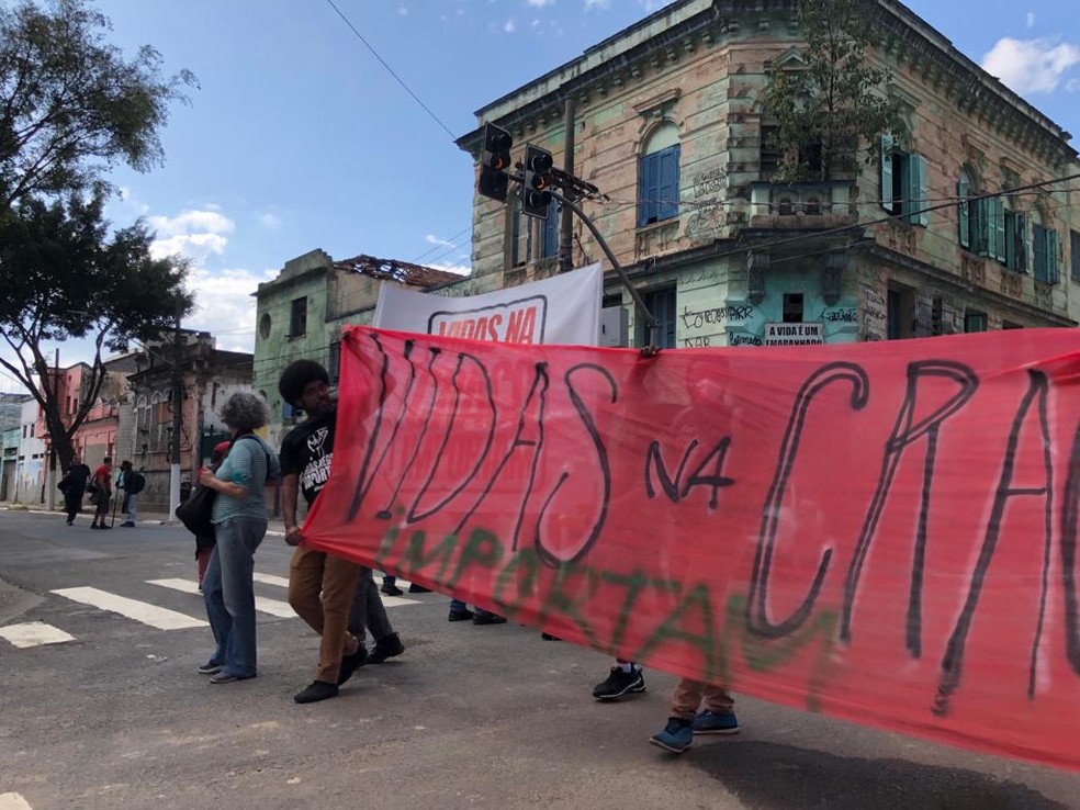 Grupo de cerca de 200 pessoas fez manifestação neste domingo (15) na Praça Júlio Prestes, no Centro de São Paulo — Foto: Arquivo pessoal