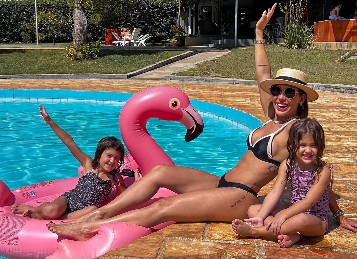 Bella Falconi e as filhas, Stella e Vicky, curtiram fim de semana na piscina (Foto: Reprodução / Instagram)