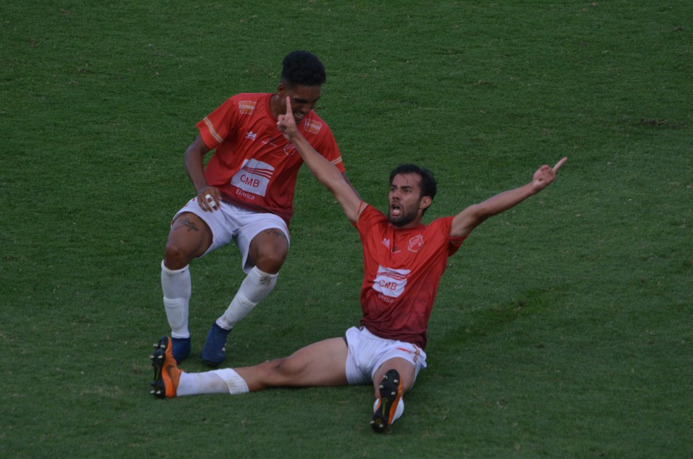 Jorge (à direita) saiu do banco de reservas para marcar o gol da vitória do União Mogi — Foto: Guilherme Borges