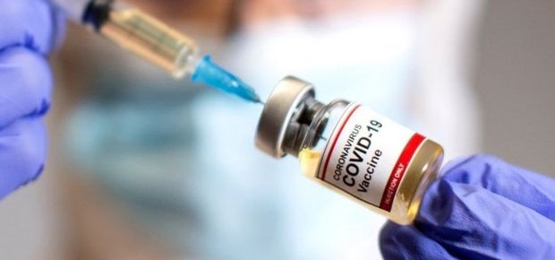 Estudos apontam que a imunidade conferida pela vacina contra Covid-19 pode cair a partir de seis meses em relação a casos mais leves da doença (Foto: Reuters)