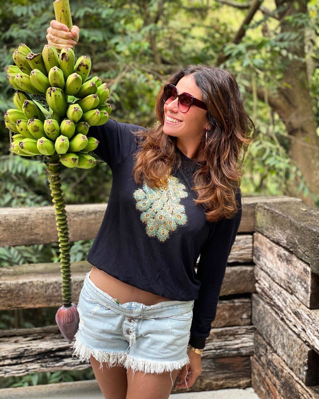 Giovanna Antonelli colhe penca de bananas no quintal de casa (Foto: Reprodução/Instagram)