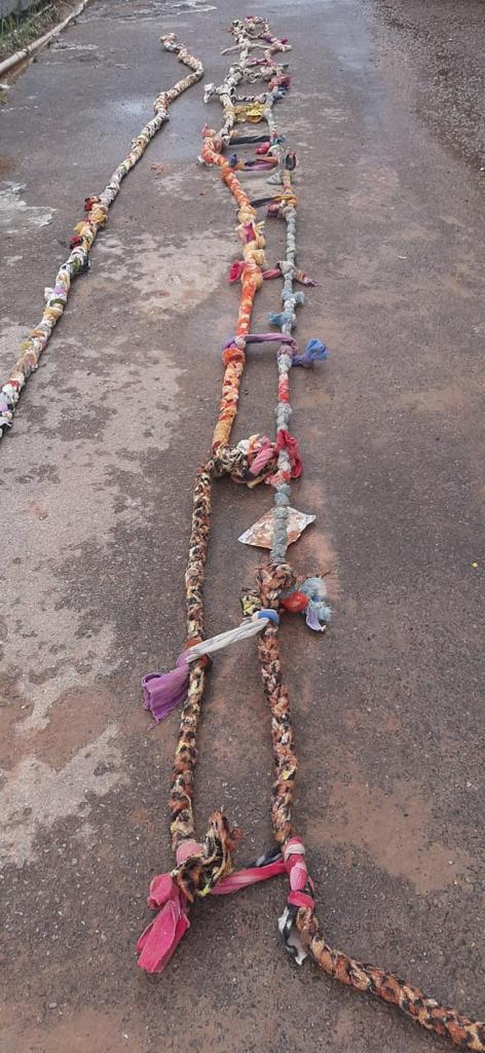 Cordas feitas de tecidos, conhecidas como teresas, foram achadas dentro de uma cama de alvenaria na cela 9 — Foto: Ascom/Iapen-AC