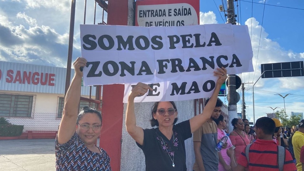 Mulheres usaram faixa para se manifestar em favor da Zona Franca de Manaus.  — Foto: Ruthiene Bindá/Rede Amazônica