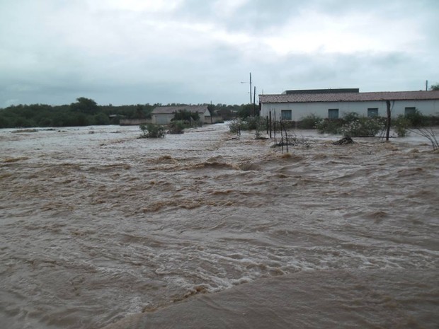 Cidade foi tomada pelas águas no domingo (24) após estouro de barragem (Foto: Glória Nunes/Arquivo Pessoal)