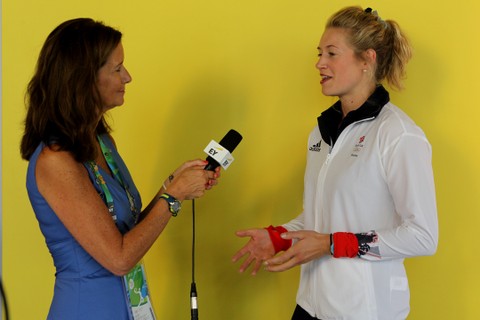 Olivia Carnegie-Brown, atleta de remo da Grã-Bretanha e uma das selecionadas para estagiar na EY, conversa com Nancy Altobello, vice-chair de Talentos da EY Global 