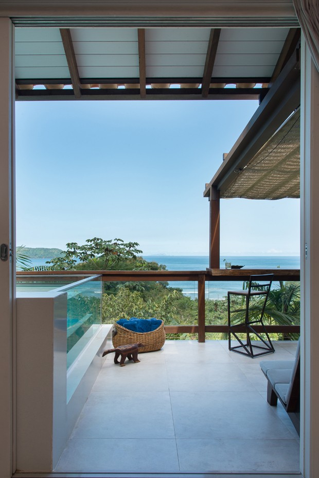 Uma casa de praia com direito a piscina transparente e bondinho (Foto: divulgação)
