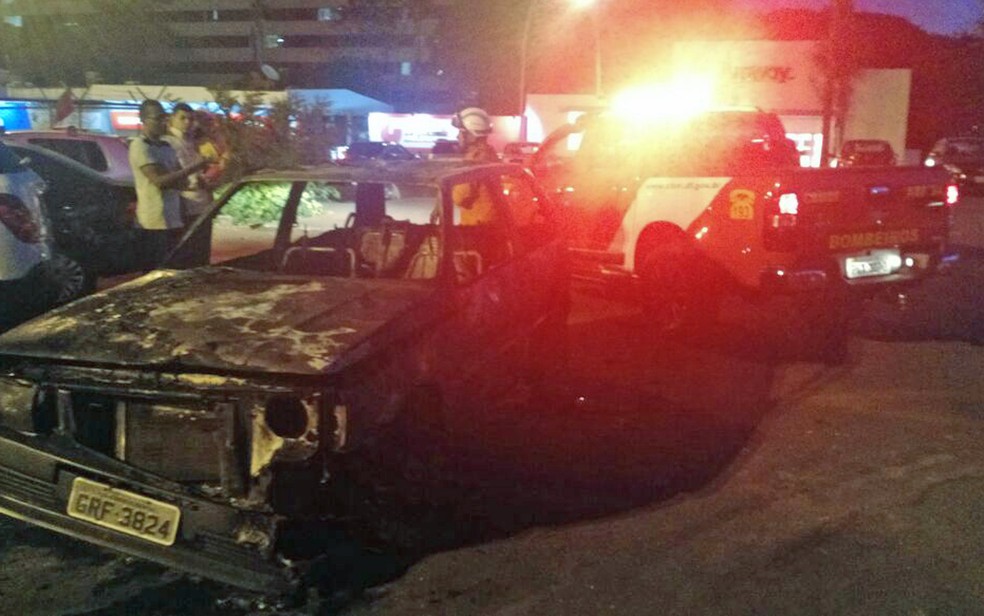 Corpo de Bombeiros atuaram para apagar as chamas do carro. (Foto: CBMDF/Divulgação)