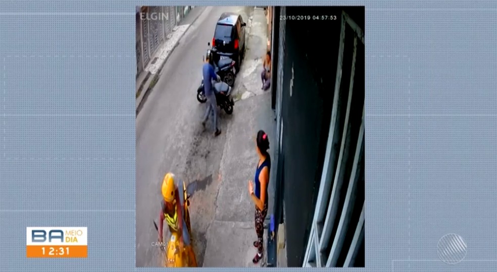 Homens armados roubam moto de mulher em frente a uma academia no sul da Bahia — Foto: Reprodução/TV Santa Cruz