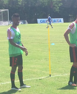 Sob os gritos de Luxa, Léo Moura não tem moleza em último treino