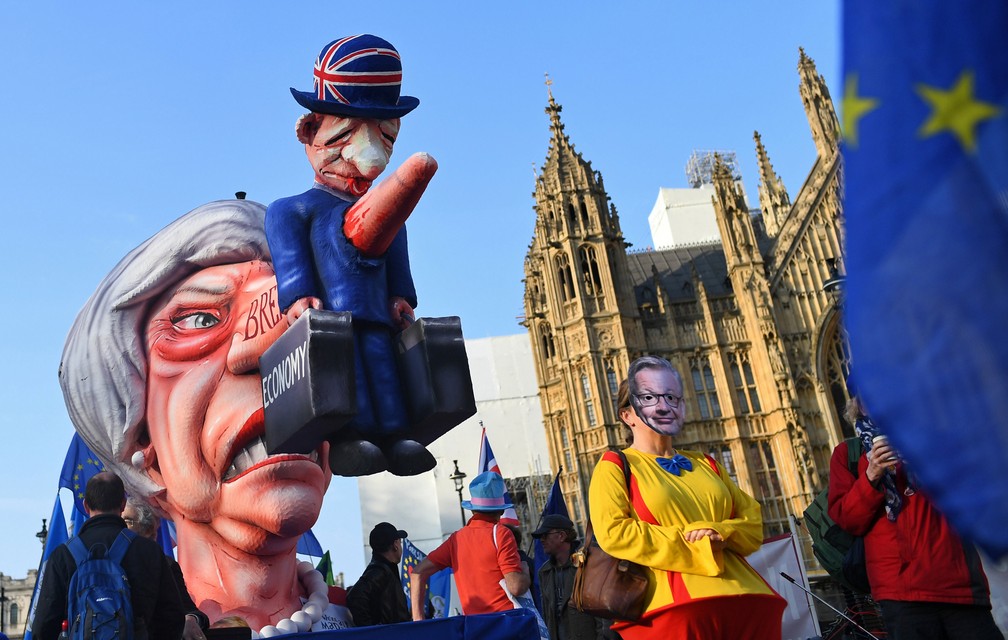 Manifestantes fazem protesto do lado de fora do Parlamento britânico nesta segunda-feira (1º)  — Foto: Dylan Martinez/ Reuters 