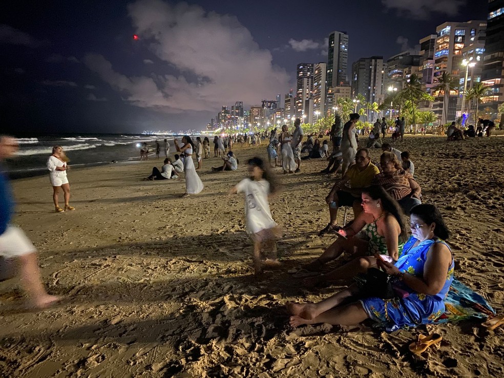 Recifenses e turistas receberam o Ano Novo na praia de Boa Viagem, Zona Sul do Recife — Foto: Priscilla Aguiar/g1