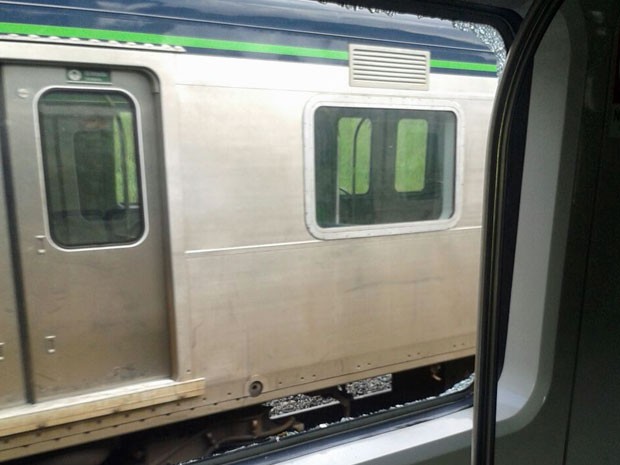 Um dos trens danificado teve 63 janelas quebradas (Foto: Danielle Fonseca/TV Globo)