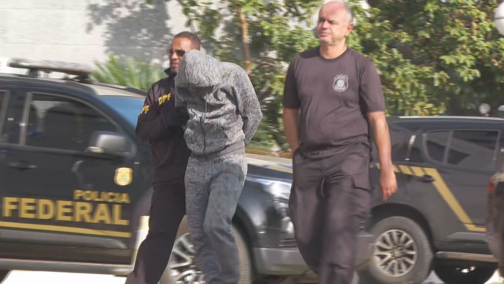Suspeito é preso pela PF nesta terça-feira (19) durante operação de combate ao tráfico de drogas via Aeroporto de Guarulhos, na Grande SP. — Foto: Reprodução/TV Globo