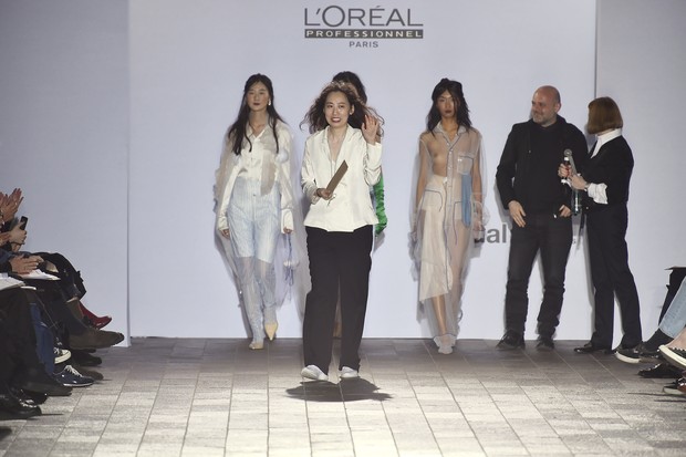 Yuhan Wang receiving her runner-up L'Oréal award from designer Hussein Chalayan (second from right) (Foto: Catwalking)
