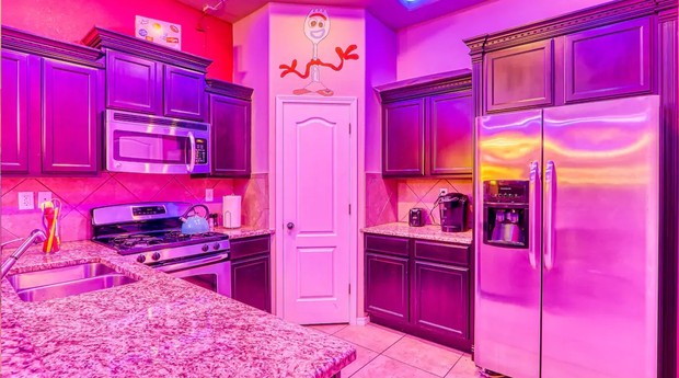 Cozinha americana é integrada à sala de estar (Foto: Reprodução/Airbnb/Benjamin)