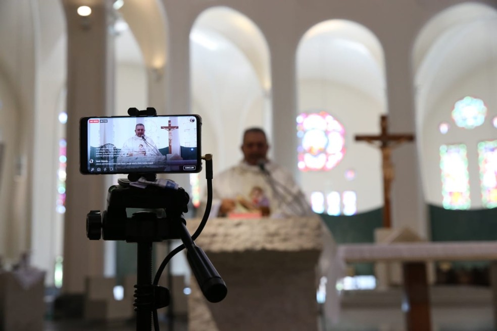 Missas são realizadas de forma online por causa da pandemia no Ceará.  — Foto: Natinho Rodrigus/SVM