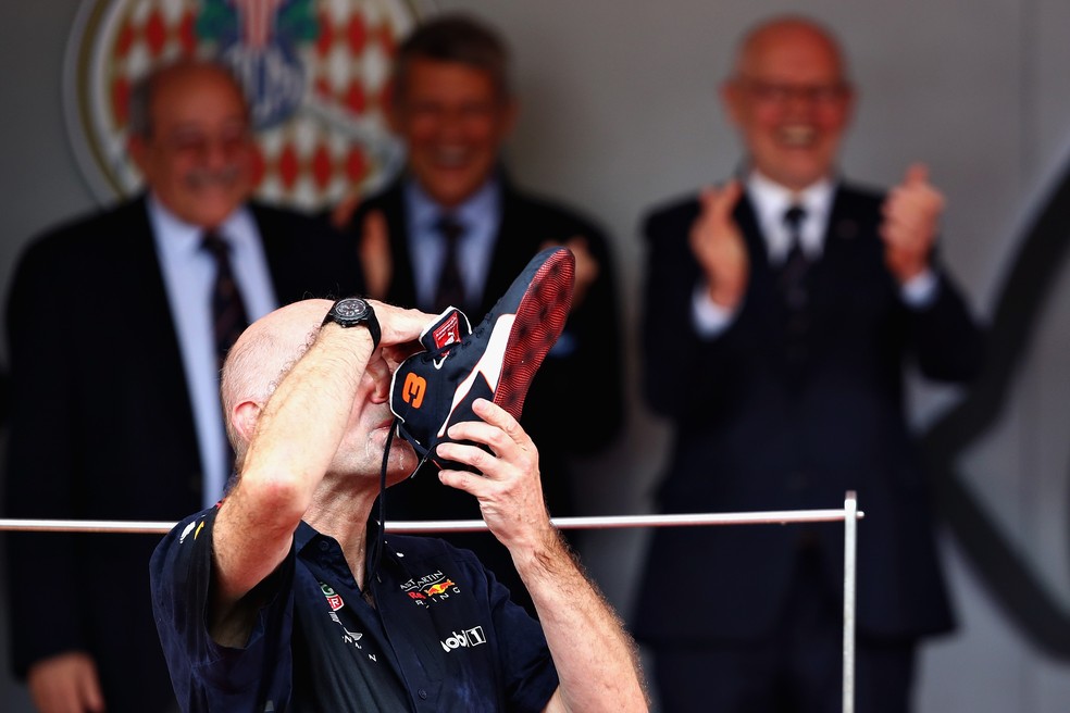 Newey bebe champanhe na sapatilha de Ricciardo em Mônaco (Foto: Getty Images)