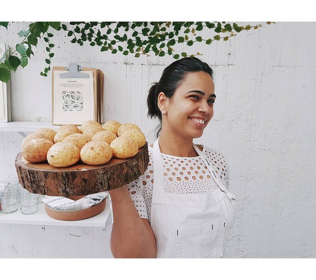 A chef Manuelle Ferraz e o famoso pão de queijo (Foto: Reprodução Instagram)